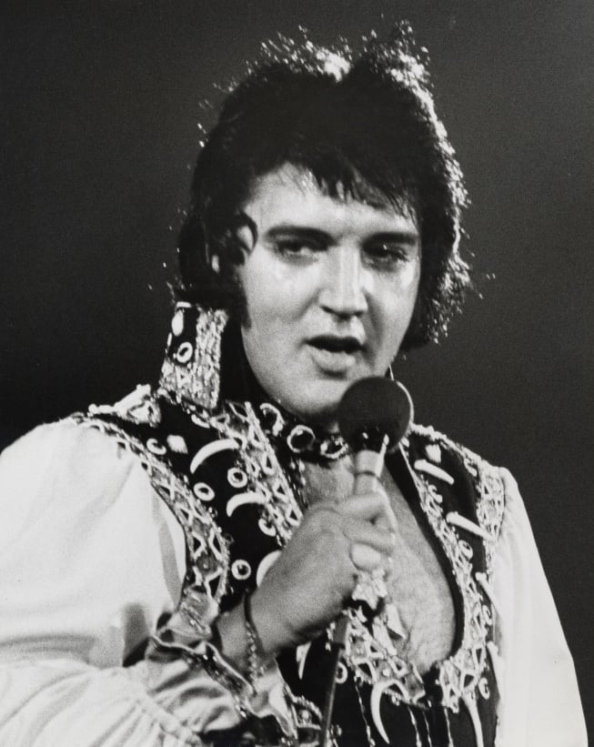 Elvis Presley en un concierto en el Nassau Coliseum