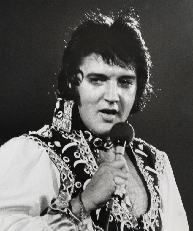 Elvis Presley en un concierto en el Nassau Coliseum