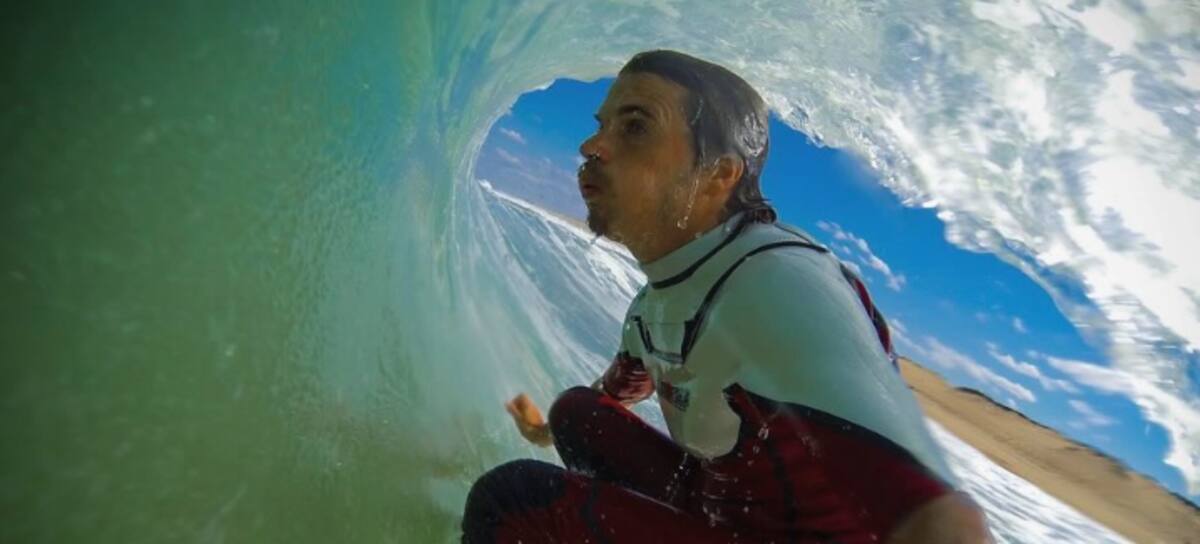 Hugues Oyarzabal cogiendo una ola.