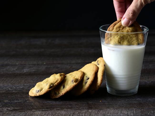 Vaso de leche con galletas