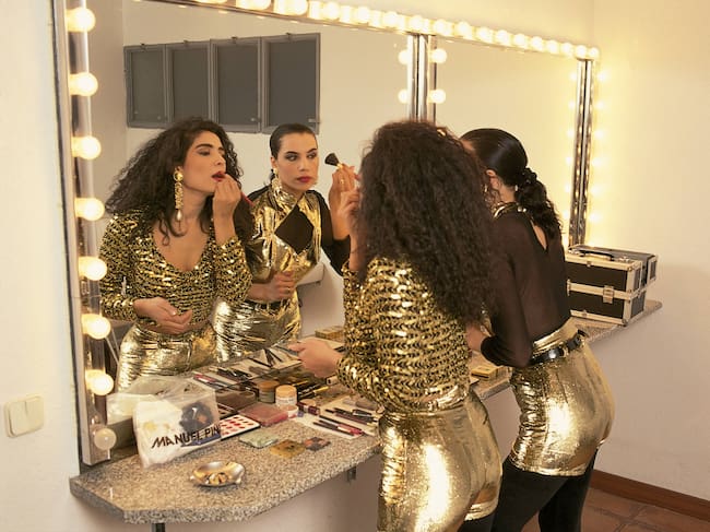 Azúcar Moreno (grupo de pop) maquillándose en el camerino (Foto de Luis Davilla/Cover/Getty Images)