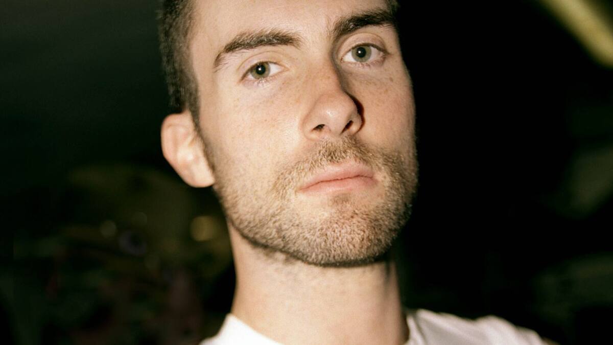 Adam Levine homenajea a Kelly Preston recordando aquel falso beso