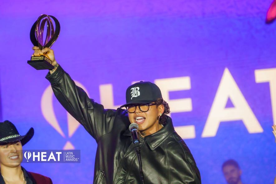 Beéle celebra su premio. El colombiano está causando sensación gracias a éxitos como Mi refe, Frente al mar o Morena y fue uno de los protagonistas de la noche.