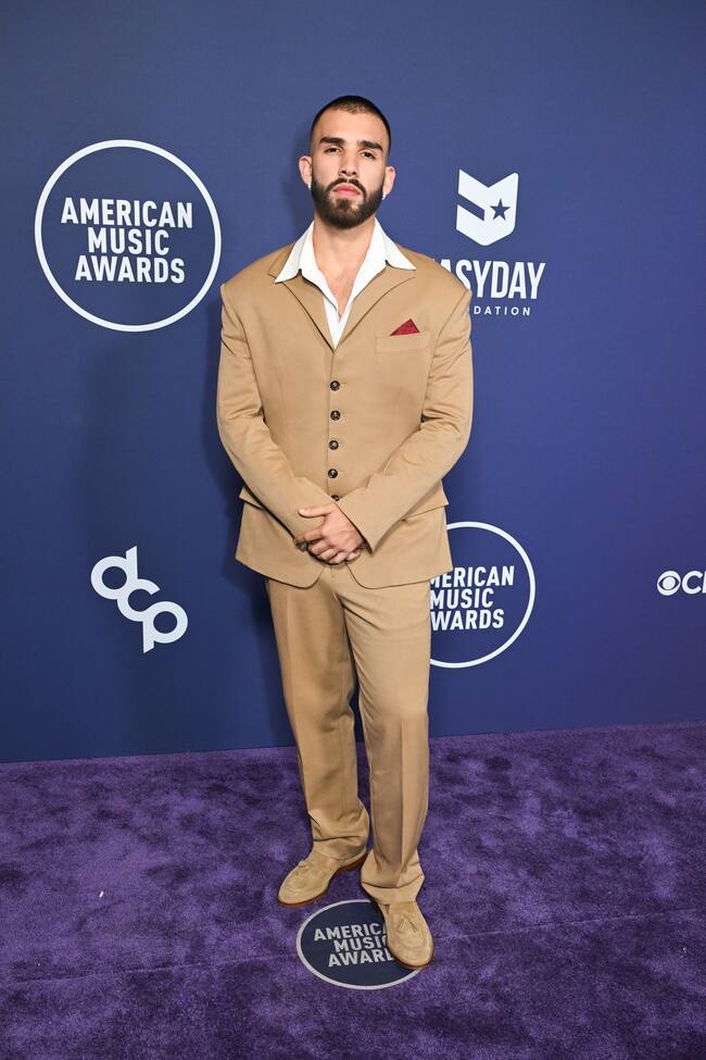 No solo de negro se nutren las alfombras y los más jóvenes lo saben. Manuel Turizo optó por un tono más primaveral.