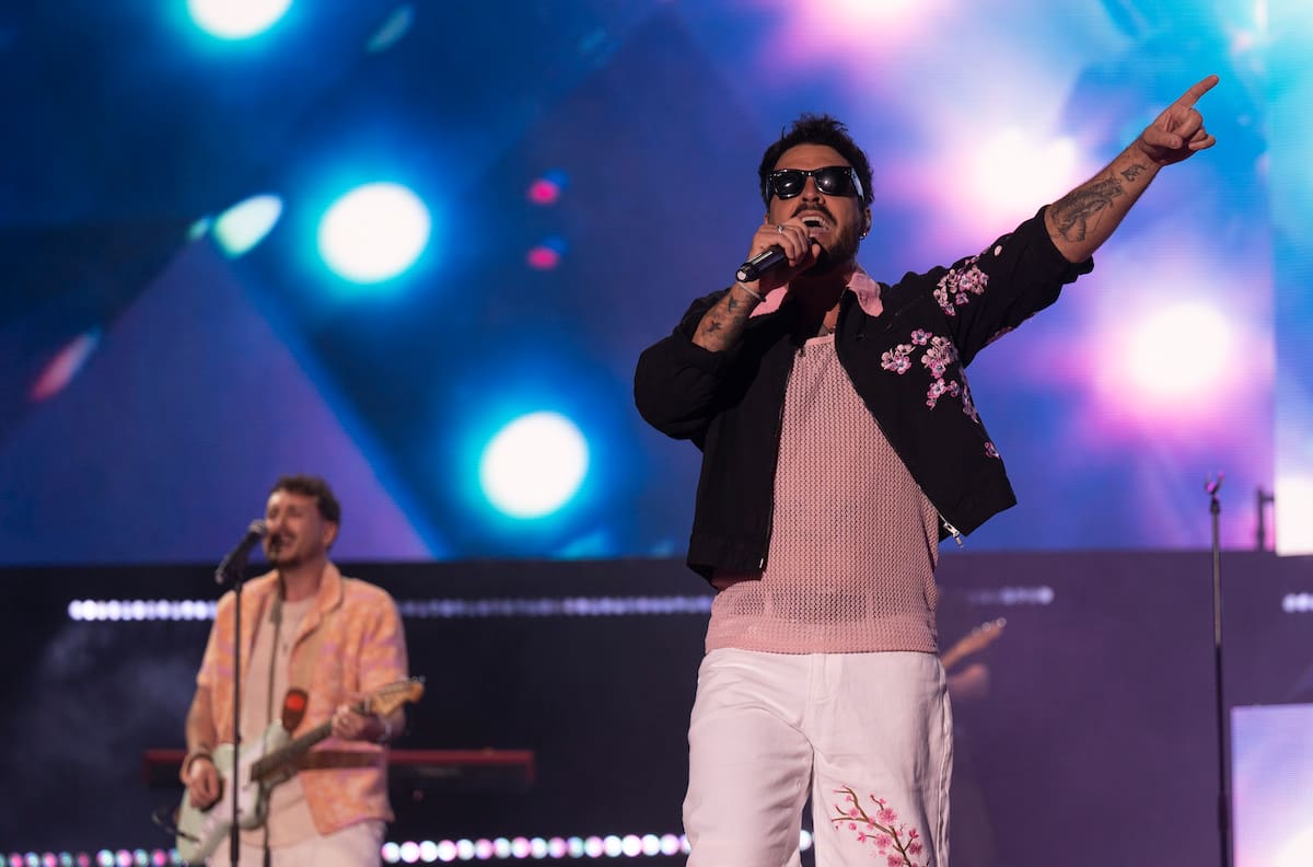 El grupo valenciano ha interpretado ‘Festival’ y ‘Quédate conmigo hasta el atardecer’, demostrando que pocas bandas son capaces de unir a tantas generaciones a través de su música