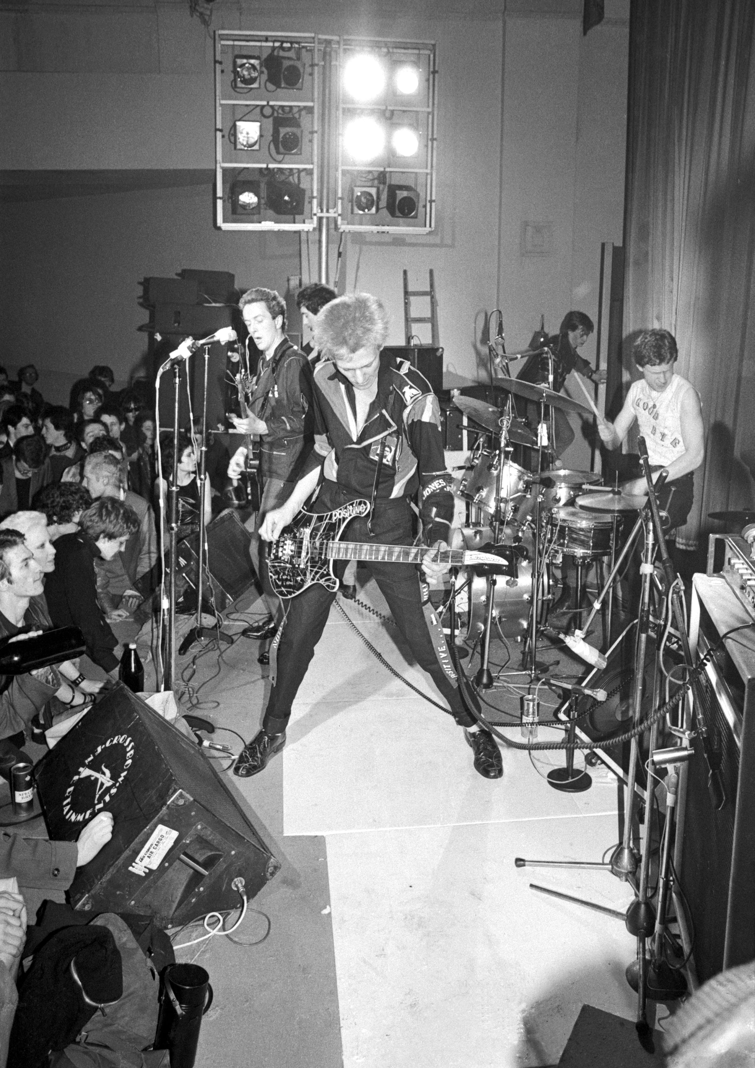 The Clash actuando en el escenario del Harlesden Coliseum de Londres el 11 de marzo de 1977.