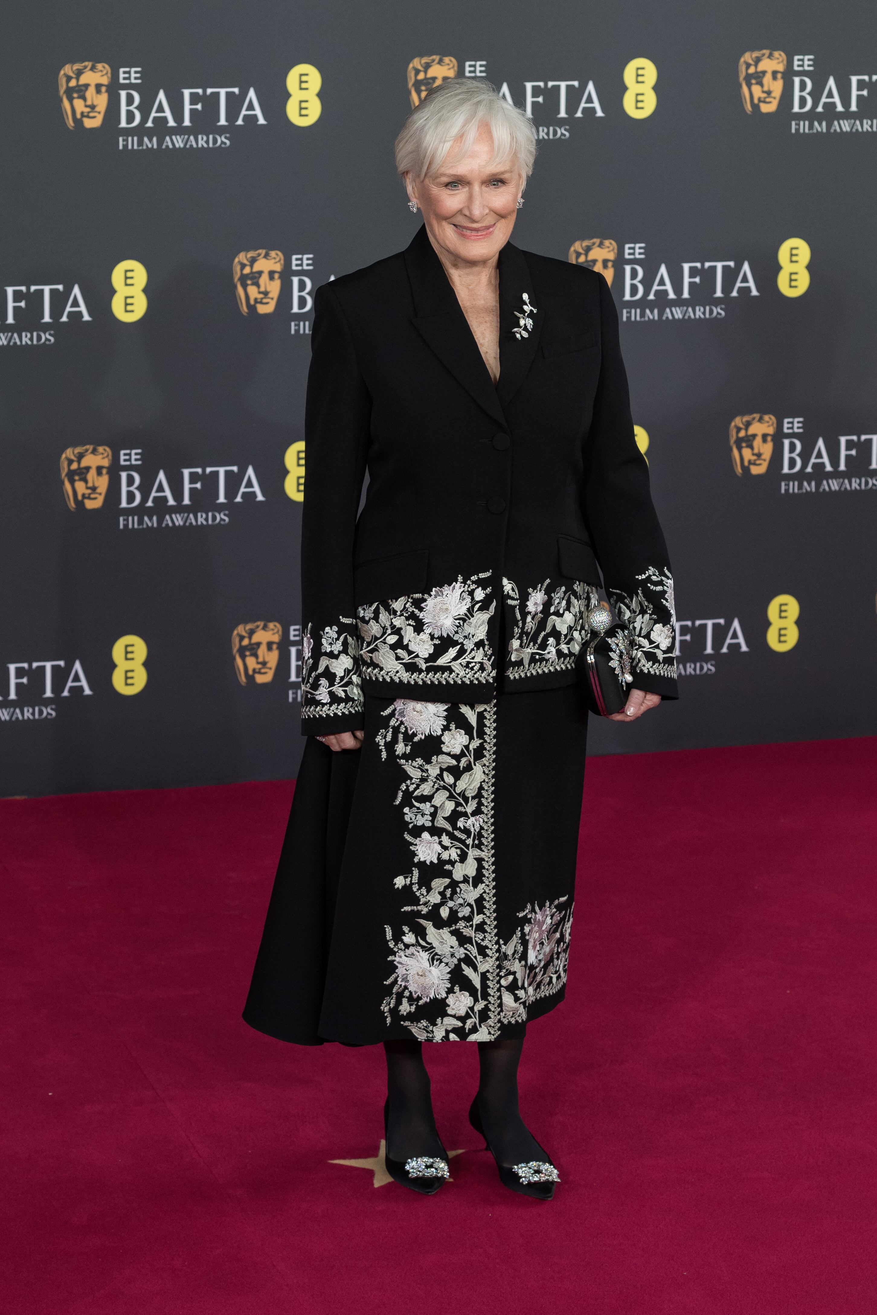 La veterana actriz escogió un diseño de Erdem en negro y plata que le hacía una silueta muy rectangular.