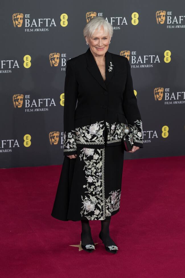 La veterana actriz escogió un diseño de Erdem en negro y plata que le hacía una silueta muy rectangular.