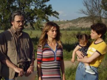 El póster de ‘Madres Paralelas’ de Almodóvar siembra la polémica y pone a prueba la censura