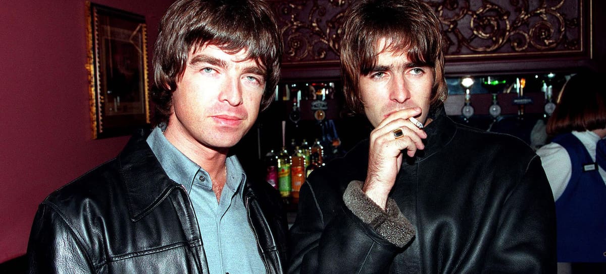 Liam Gallagher y Noel Gallagher, de Oasis, en la comedia de Steve Coogan en 1995.