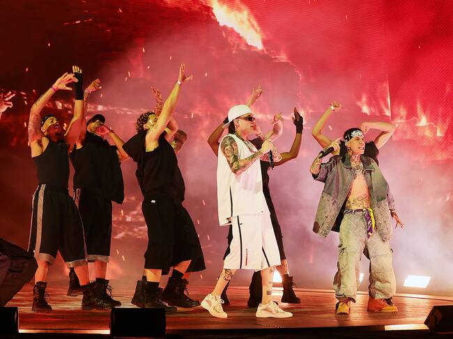 También subió al escenario Santa Fe Klan con el que interpretó ‘No son klle’. “Yo soy el que se lo ching*, a mis enemigos que Dios lo bendiga”, cantaban cuando el color del escenario cambió a anaranjado asemejando las llamas.