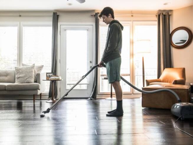Denuncia a su papá de trabajo infantil ilegal por obligarlo a limpiar la casa
