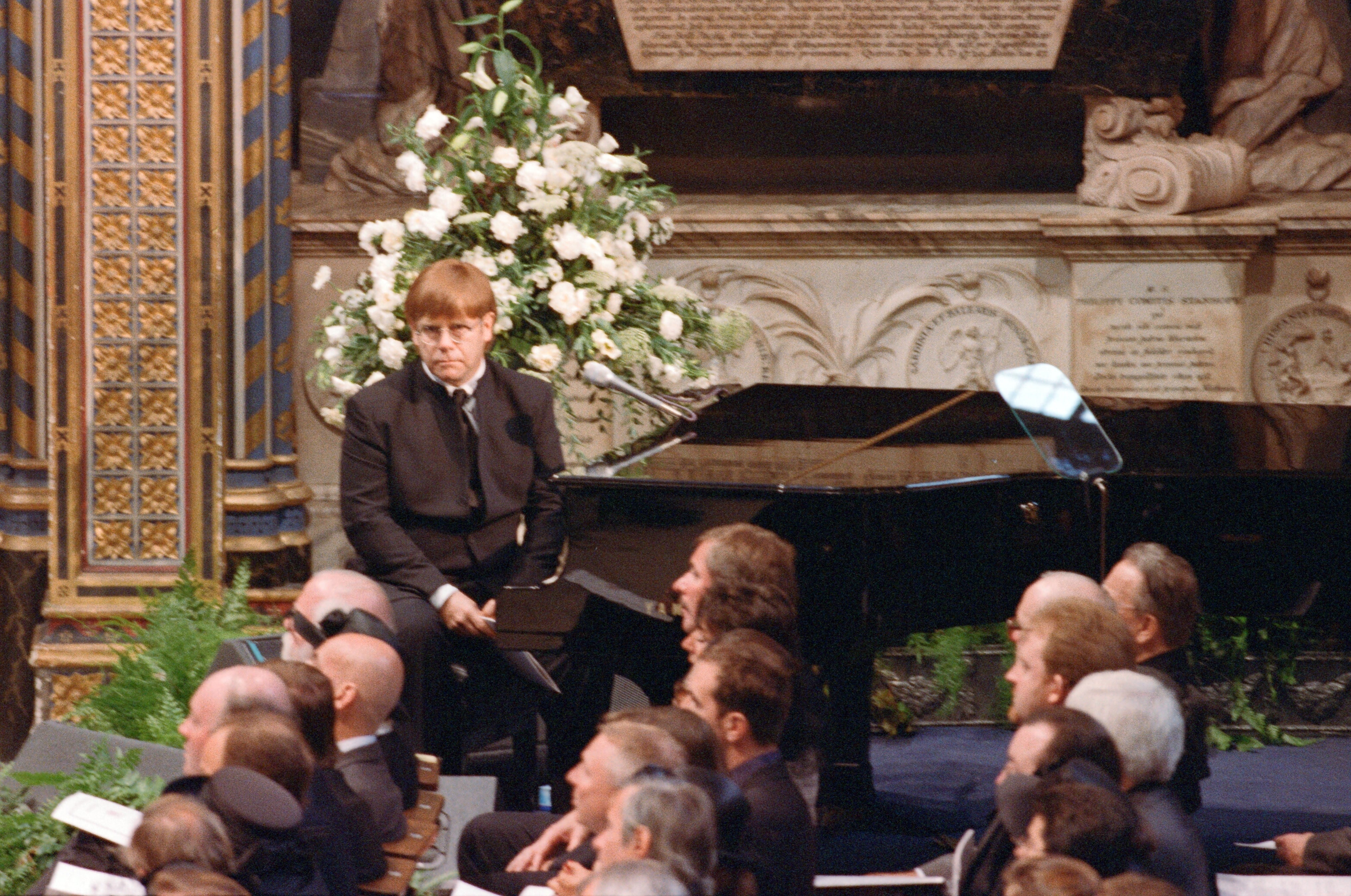 Elton John en el funeral de Diana de Gales