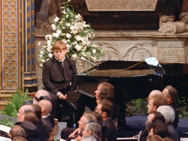 Elton John en el funeral de Diana de Gales