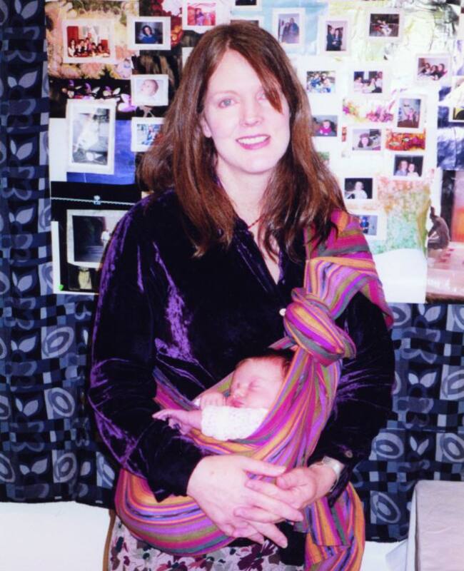 Billie Eilish en brazos de su madre.