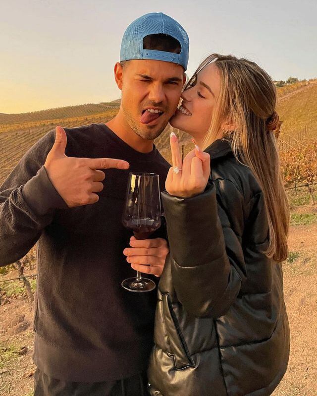 Taylor Lautner compartió en sus redes sociales algunas fotografías de su compromiso con su novia de tres años