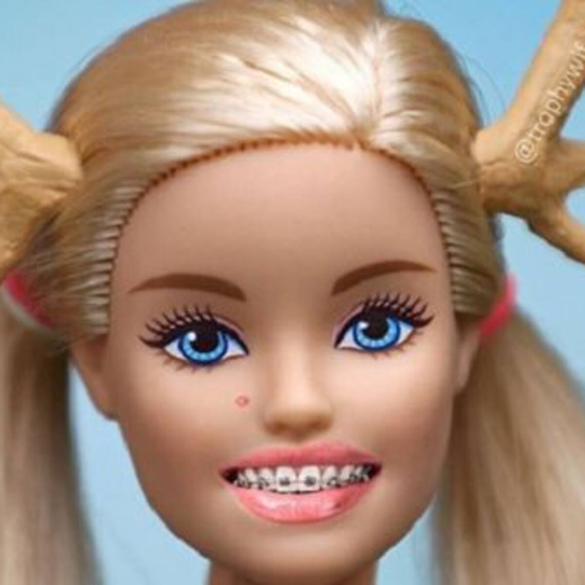 Foto viral: Lanzan una Barbie que fuma y tiene celulitis