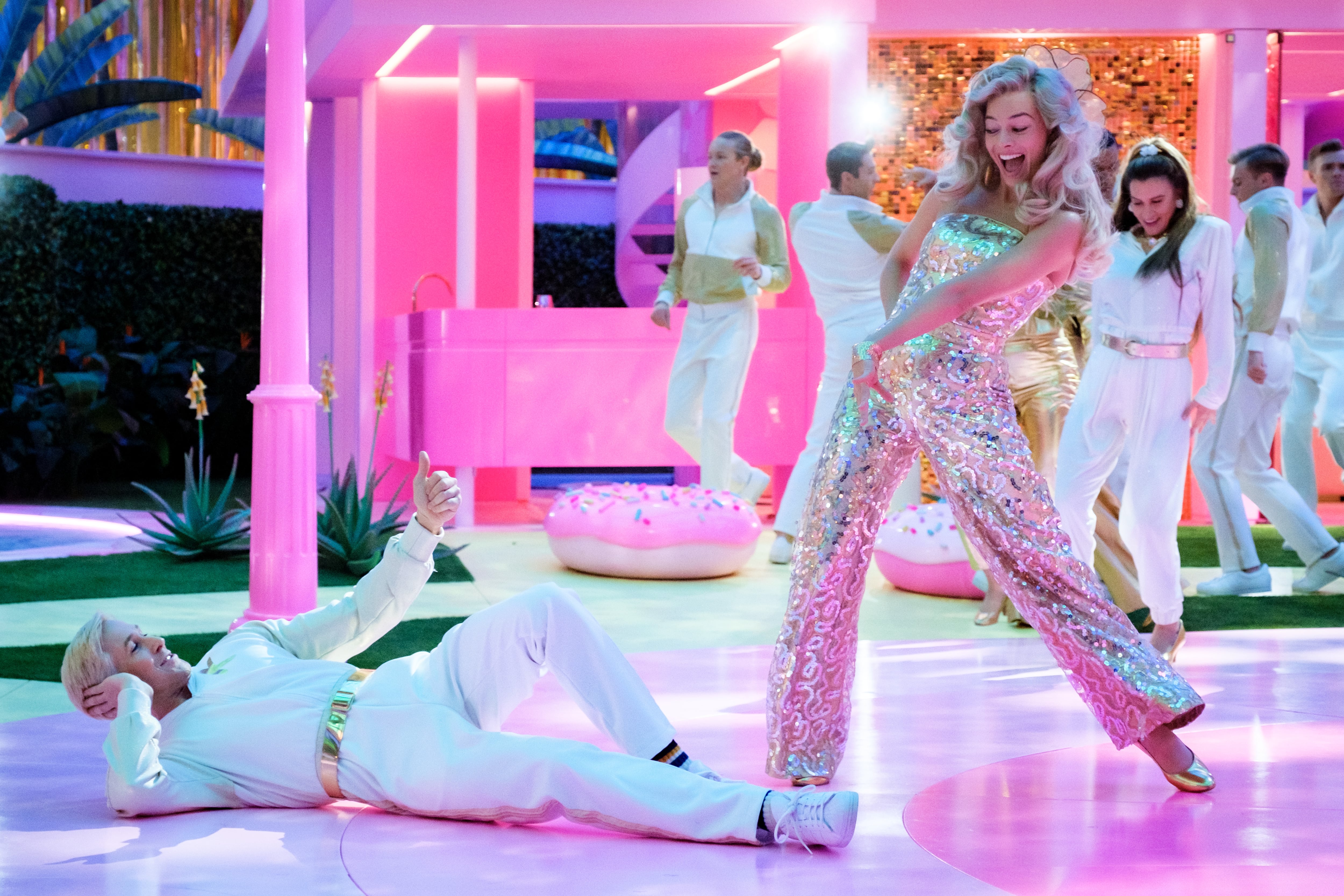 Ryan Gosling y Margot Robbie en una escena de &#039;Barbie&#039;.