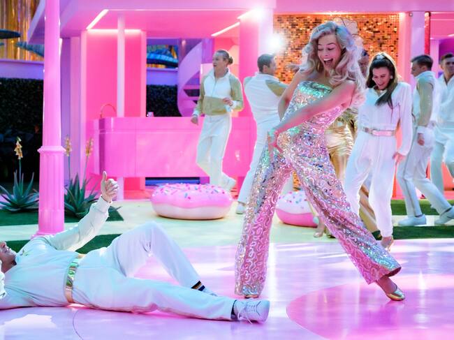 Ryan Gosling y Margot Robbie en una escena de 'Barbie'.