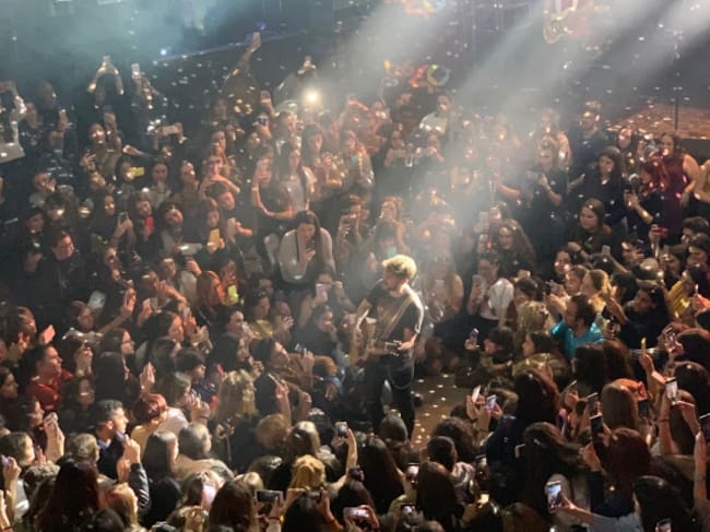 Dani en el centro de la sala But cantando 'Miedo'