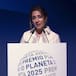 Ángela Banzas, finalista del Premio Planeta 2025: así es su obra 'Cuando el viento hable'