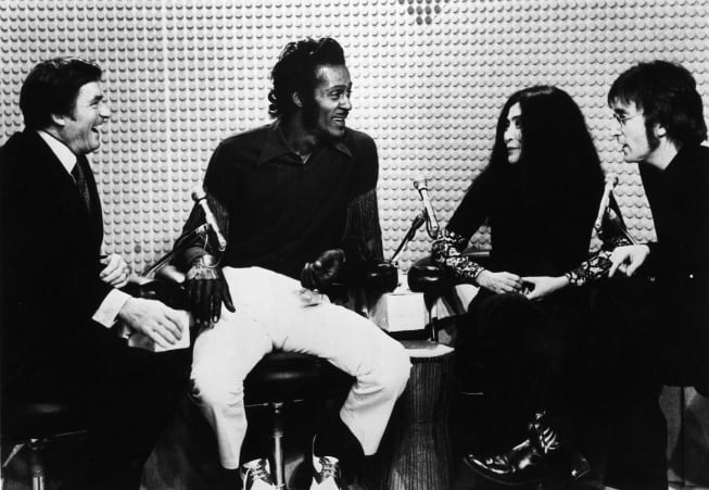 John Lennon y Yoko Ono presentando &#039;The Mike Douglas Show&#039; junto a Mike Douglas con Chuck Berry como invitado