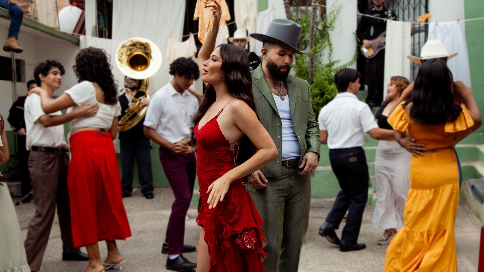 Carín León y Kacey Musgraves en el videoclip de &#039;Lost In Translation&#039;
