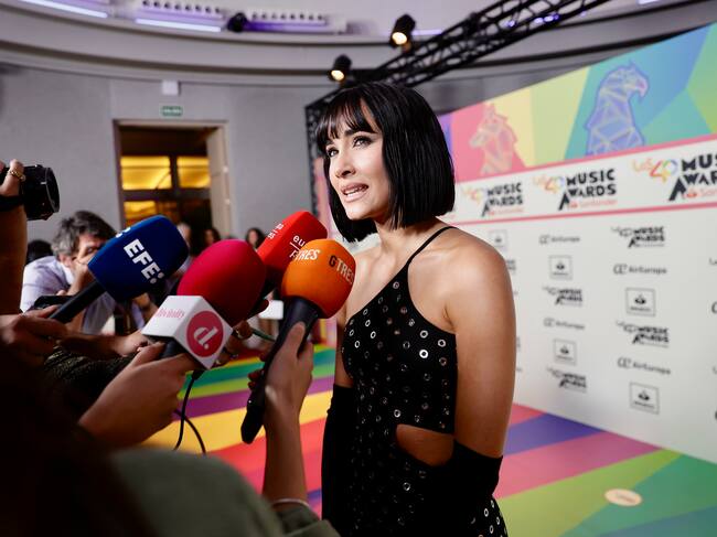 Aitana, atendiendo a la prensa a su llegada a la cena de nominados de LOS40 Music Awards Santander 2023