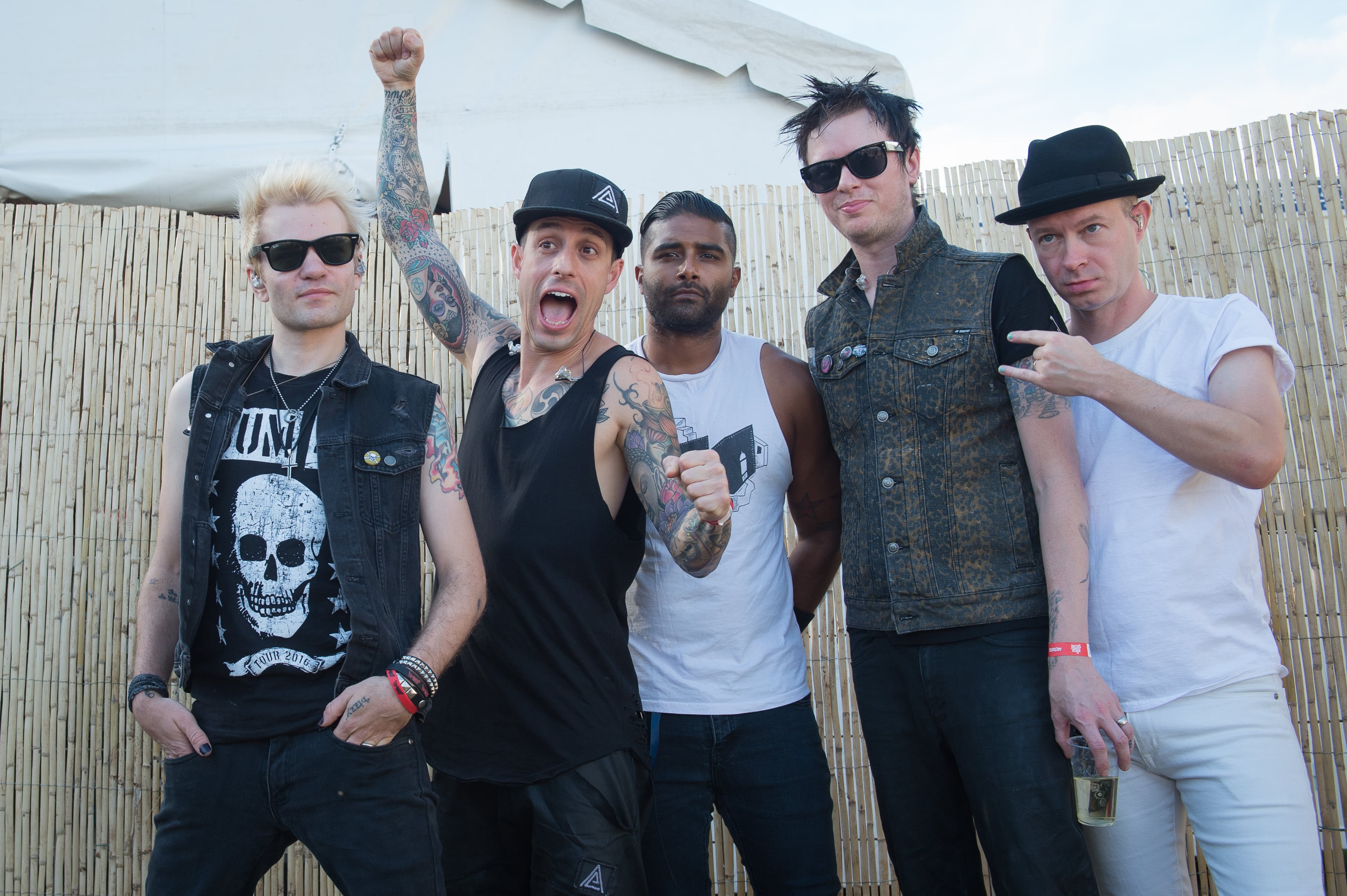 Deryck Whibley, Jason McCaslin, Tom Thacker, Dave Baksh y Frank Zummo, integrantes de Sum 41, en 2016.