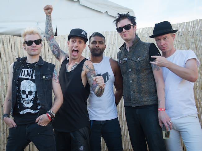 Deryck Whibley, Jason McCaslin, Tom Thacker, Dave Baksh y Frank Zummo, integrantes de Sum 41, en 2016.