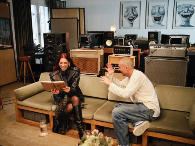 Dua Lipa durante la entrevista con Zane Lowe en Apple Music 1. (Imagen cortesía de Apple)
