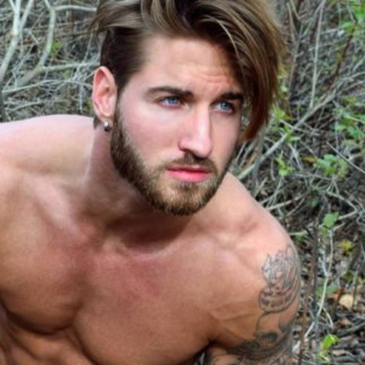 El modelo hot y su mascota