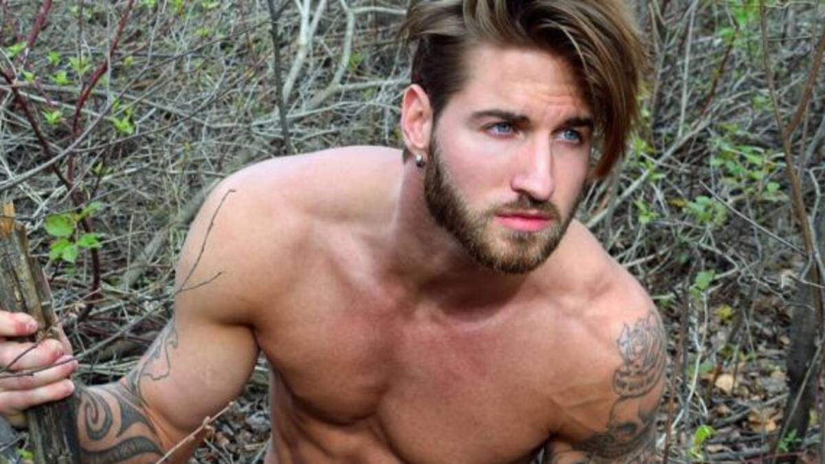 El modelo hot y su mascota