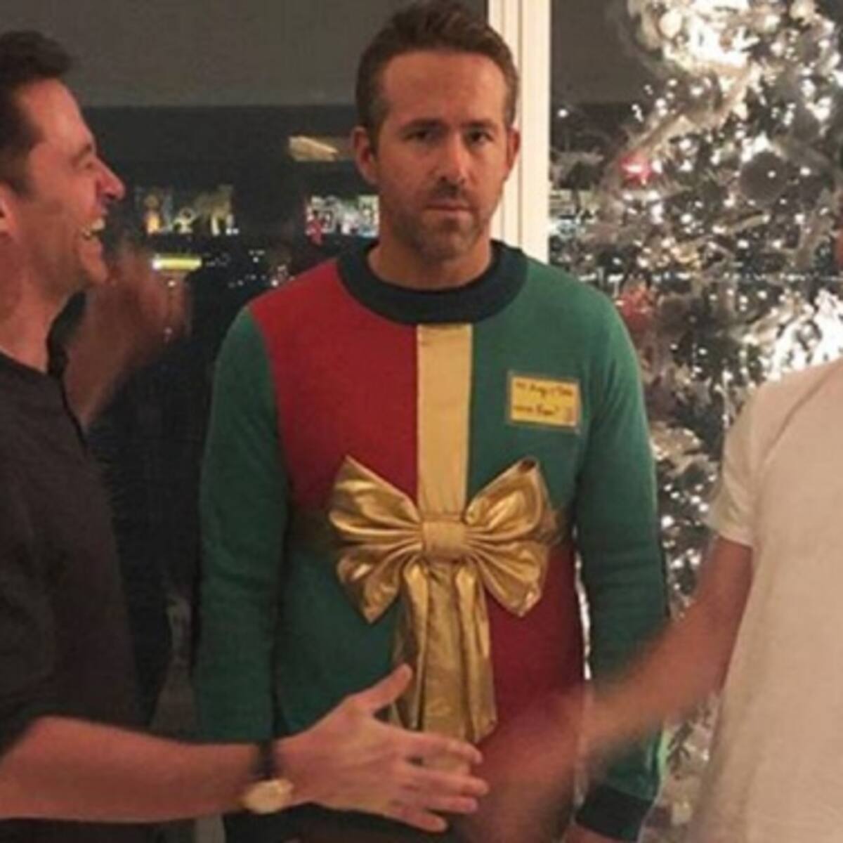 Hugh Jackman y Jake Gyllenhaal le juegan broma navideña a Ryan Reynolds