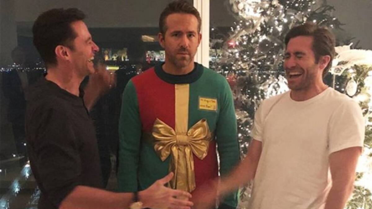 Hugh Jackman y Jake Gyllenhaal le juegan broma navideña a Ryan Reynolds