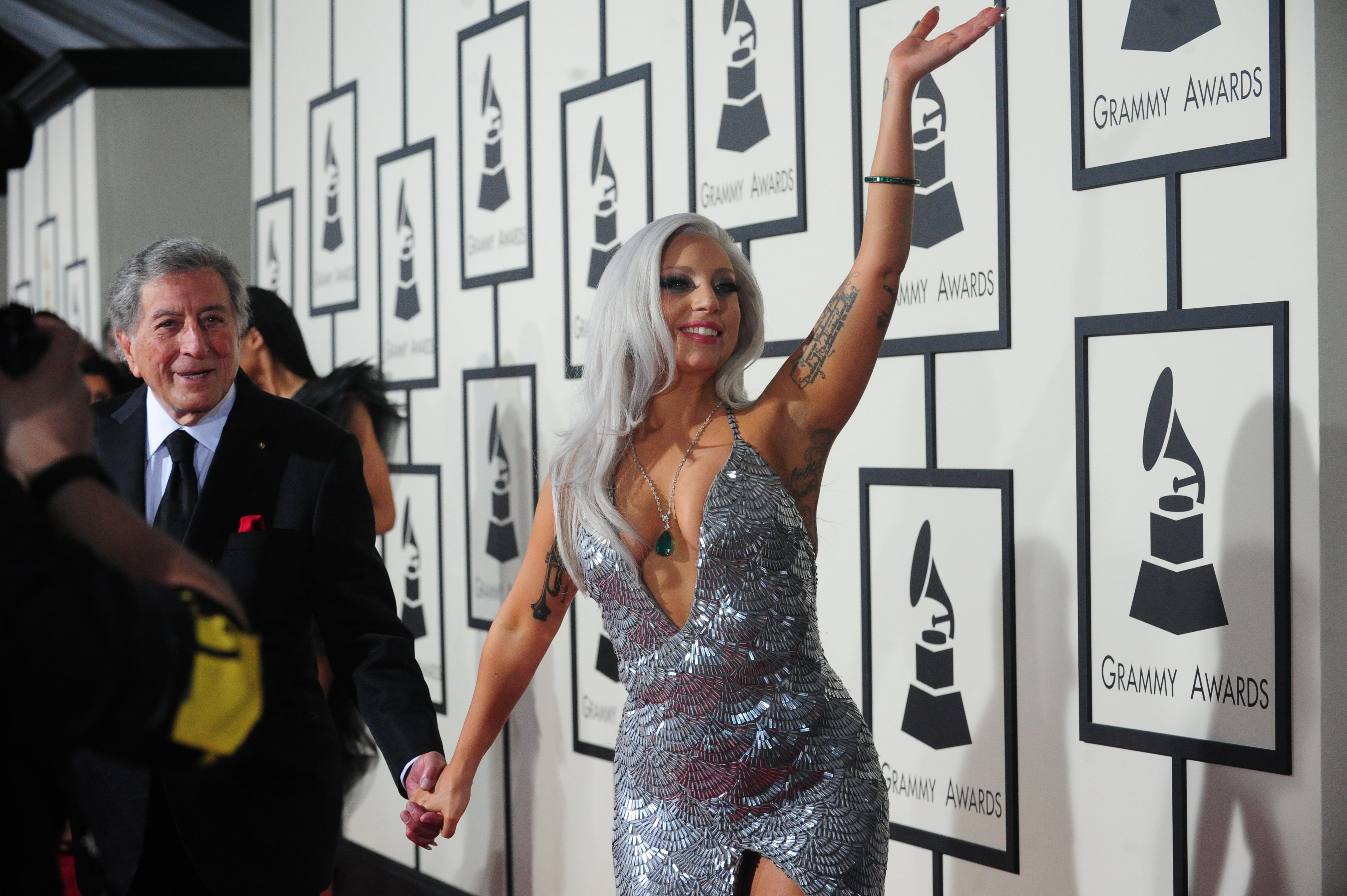 Tony Bennett y Lady Gaga de la mano en la alfombra roja de la 57ª edición de los Premios Grammy. / Heather Wines/CBS via Getty