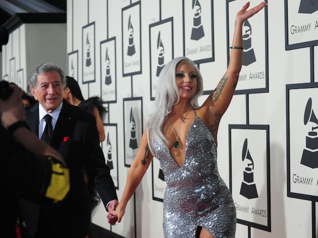 Tony Bennett y Lady Gaga de la mano en la alfombra roja de la 57ª edición de los Premios Grammy. / Heather Wines/CBS via Getty