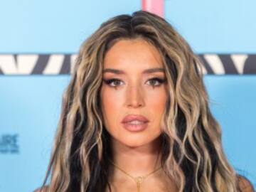 Lola Índigo se pasa al negro: la cantante sorprende con su cambio de look que recuerda a Miércoles Addams