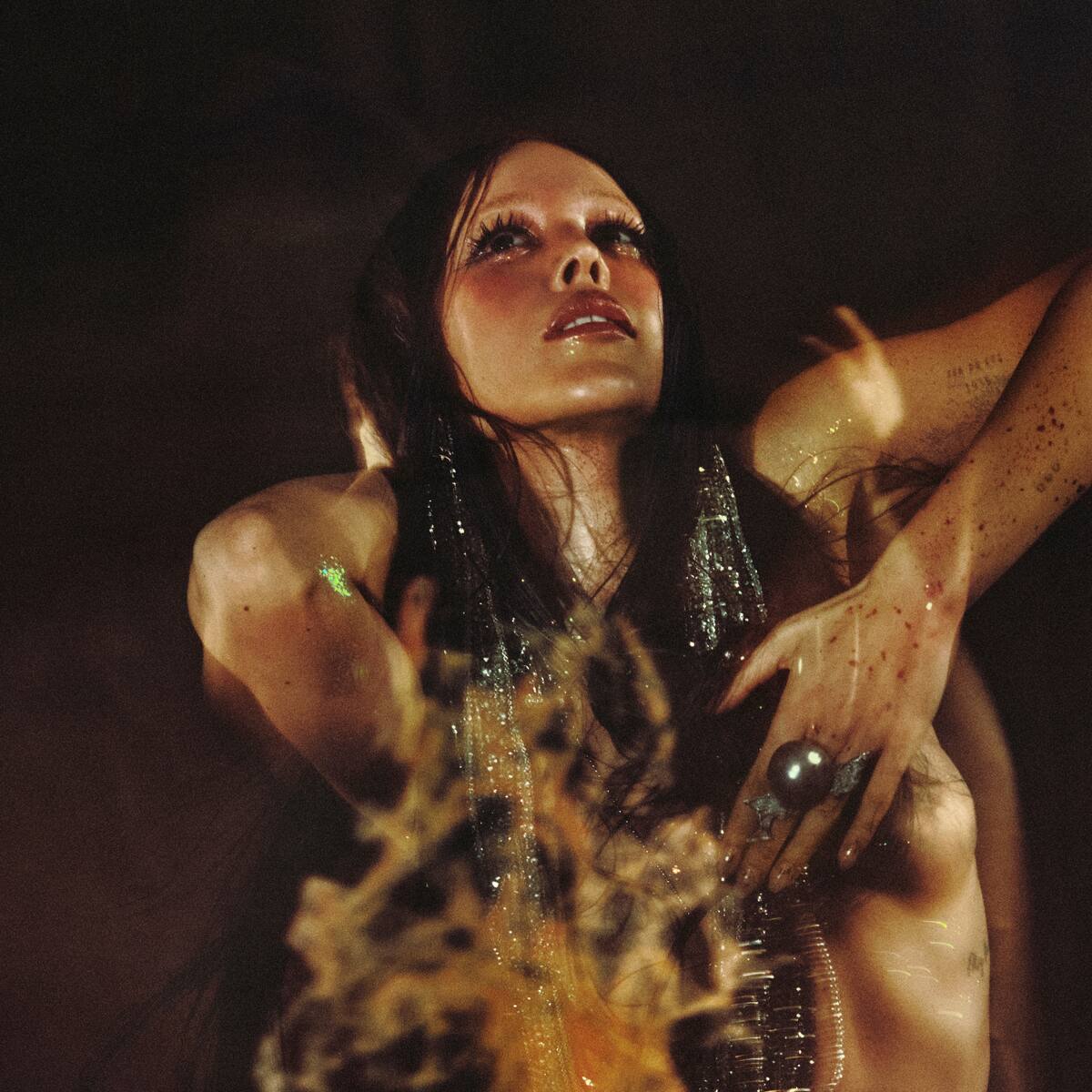 Danna deja de soñar y se lanza al fuego: así suena 'WET DREAMS', el nuevo capítulo de su universo 'VISIONS'