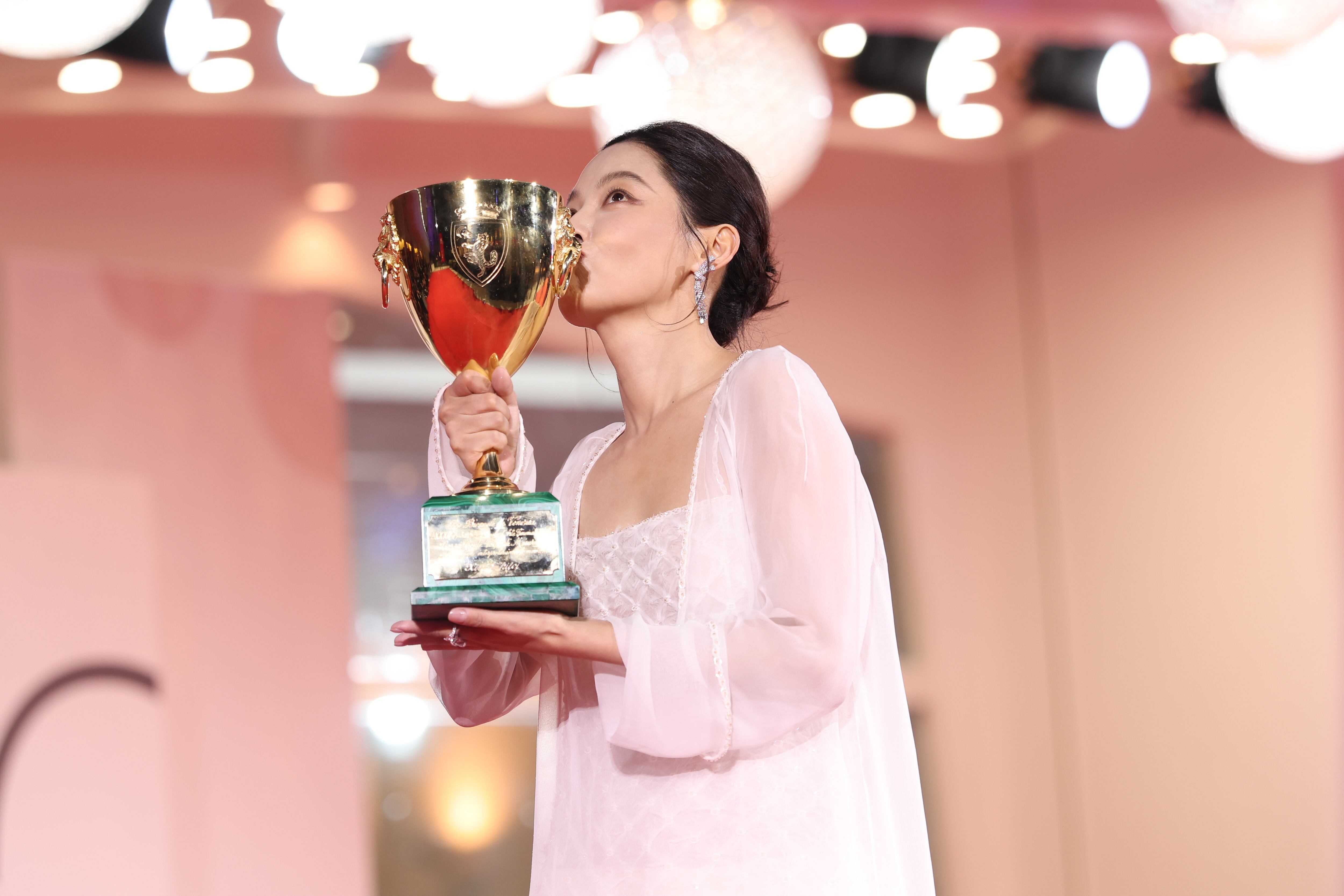 Xin Zhilei junto a su Coppa Volpi, ganada por su trabajo como actriz en &#039;The Sun Rises on Us All&#039;. / Gisela Schober/Getty