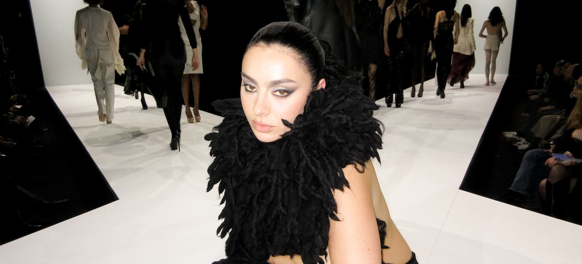 Charli XCX en una fotografía oficial del videoclip 'SS26', de su disco 'Music, Fashion, Film'. / Warner Music España