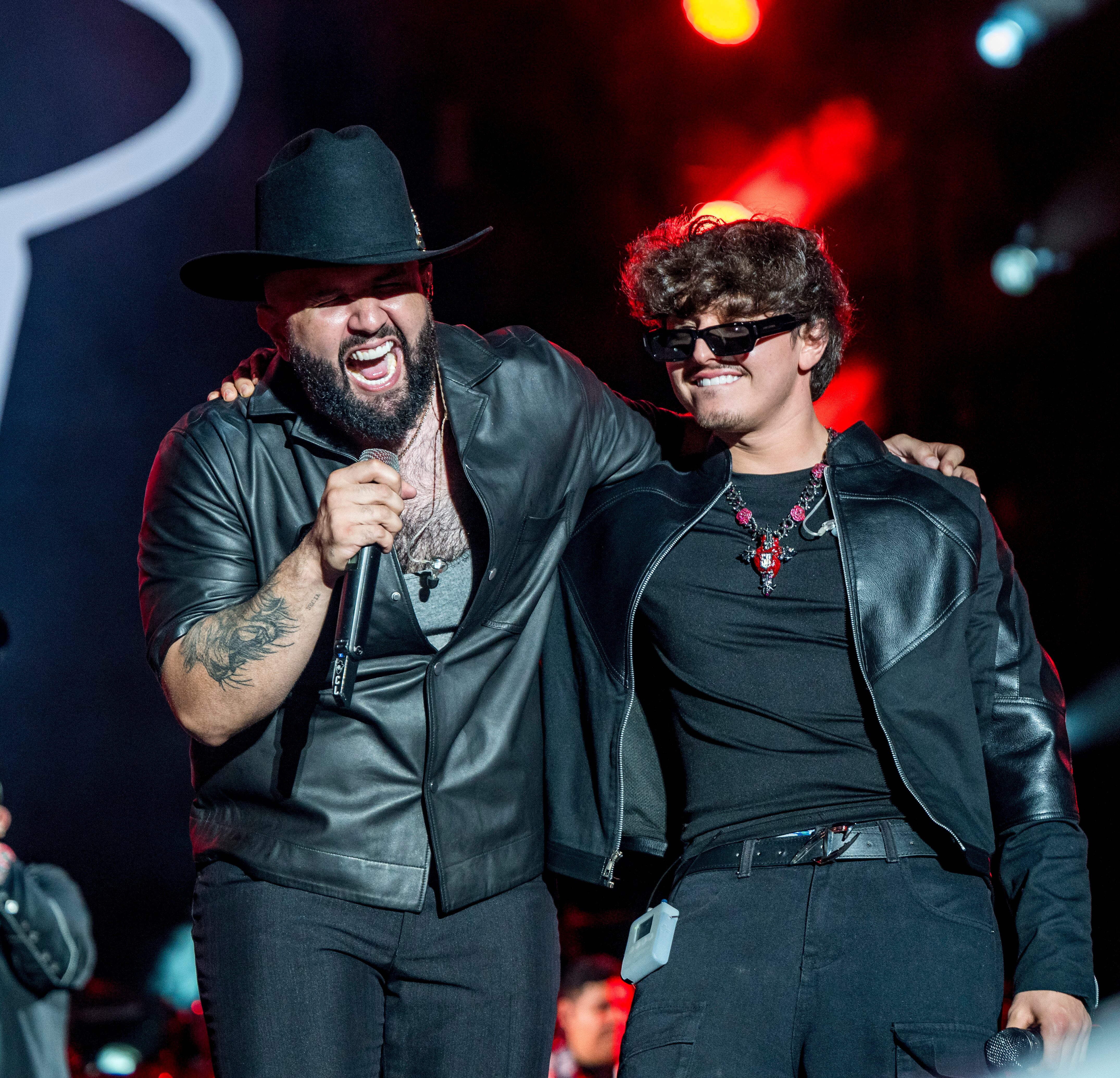 Carín León con Gabito Ballesteros