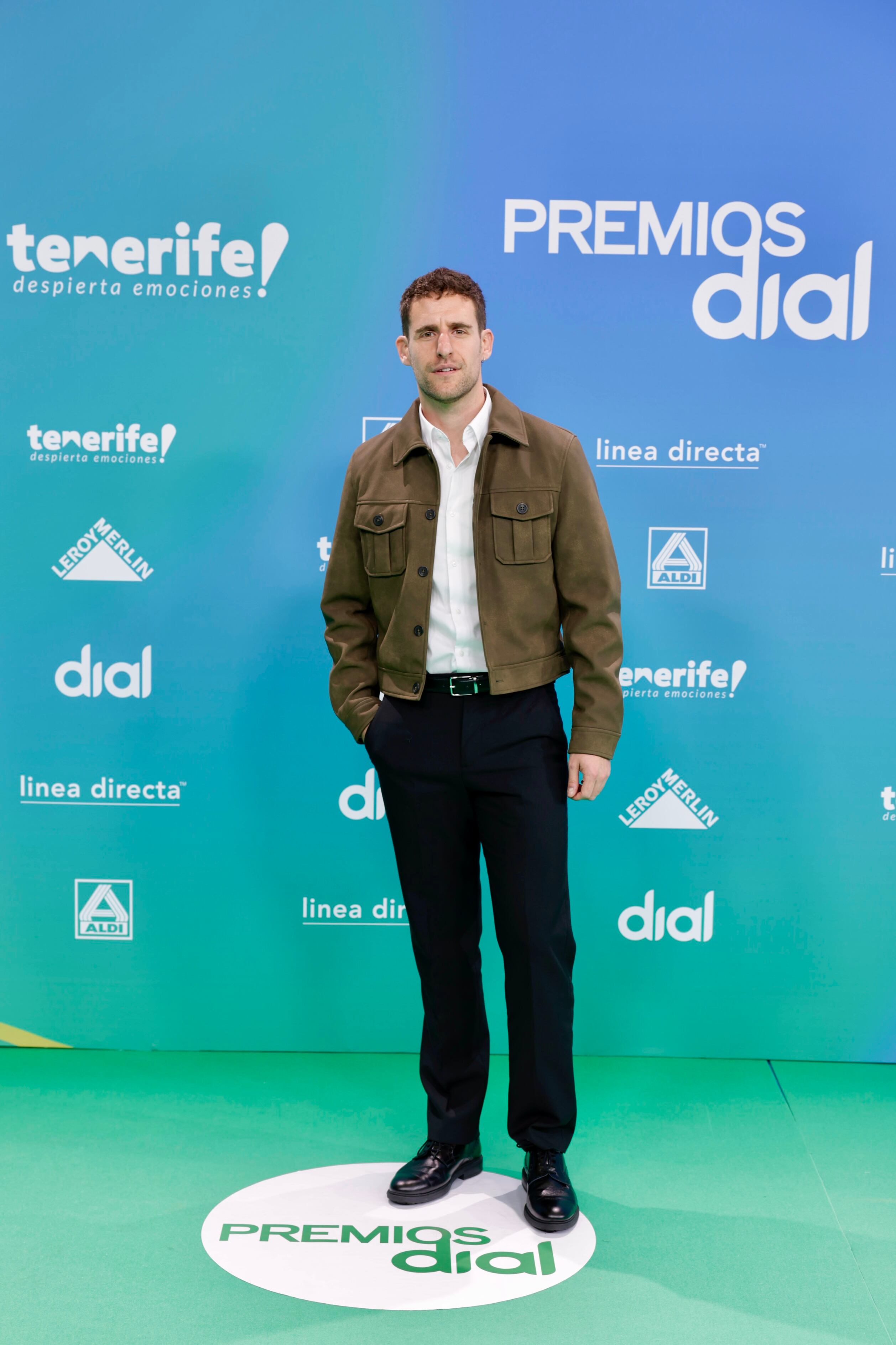 El actor conocido por dar vida a Lope Ruiz en la serie 'La promesa' no ha querido perderse la fiesta y ha acudido como invitado.