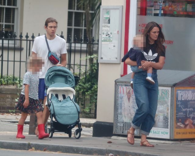 Keira Knightley pasea por las calles de Londres junto a su marido, el empresario James Righton, y sus dos hijos, en agosto de 2020