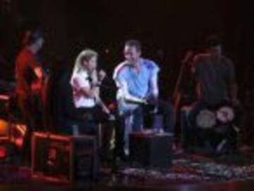 Shakira y Chris Martin cantando juntos