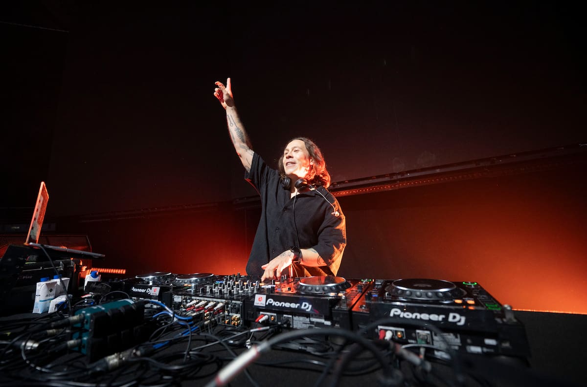 El corazón musical de LOS40 Primavera Pop 2026 pasó por las manos de Óscar Martínez y su mesa de mezclas