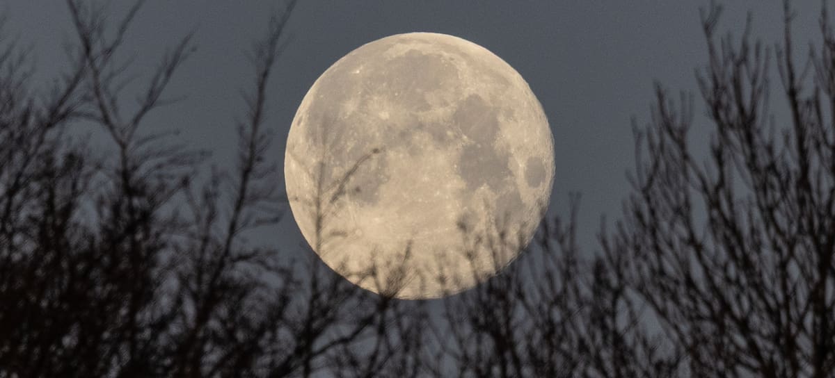 Luna llena en cielo nocturno