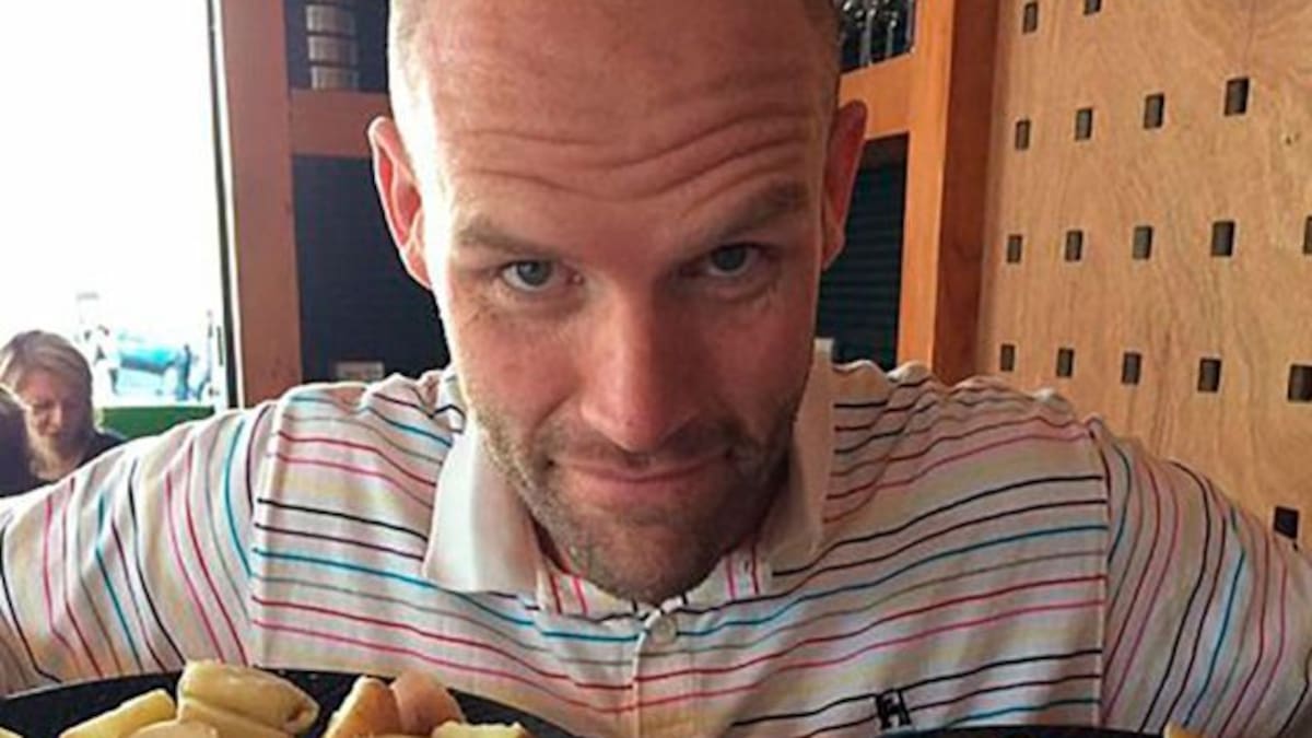 Este hombre comió solamente papas por un año. ¡Mirá los resultados!