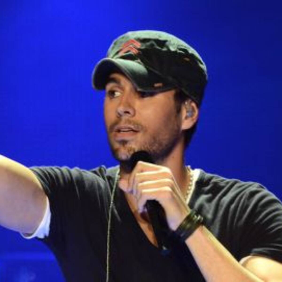 ¿Enrique Iglesias pasado de copas arriba del escenario?