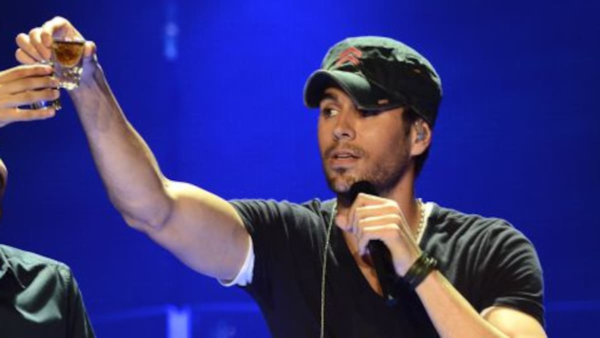 ¿Enrique Iglesias pasado de copas arriba del escenario?